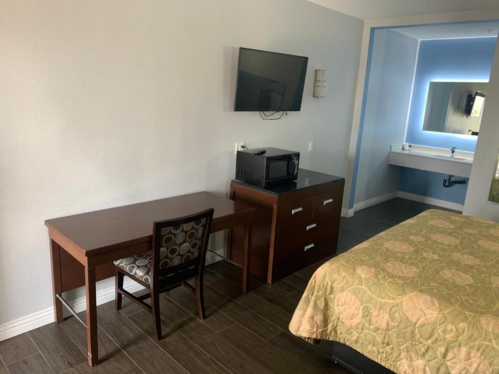 King Room - Non-Smoking interior